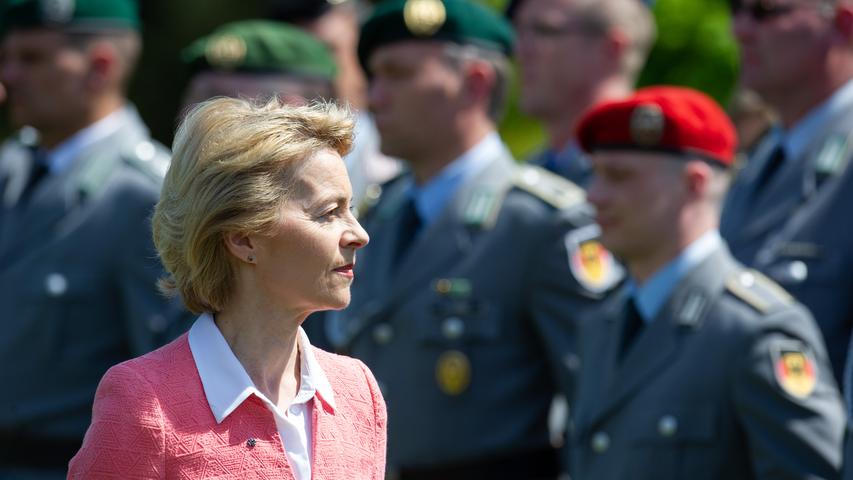 Ursula von der Leyen (CDU), Bundesverteidigungsministerin, schreitet im Stadtpark in Roth anlässlich der Indienststellung des Landesregimentes Bayern für den Heimatschutz die Front der Reservisten ab.