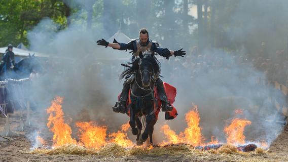 Feuer, Schwerter, schwarze Ritter beim Hilpoltsteiner Mittelalterfest 2019