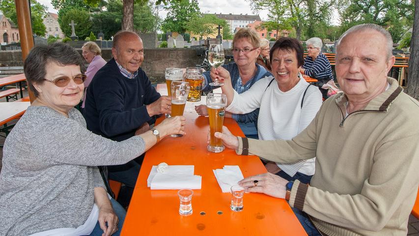 Prost aufs Stadtfest: (von links) Angelika, Gerhard, Christa, Heidi und Peter aus Stein.