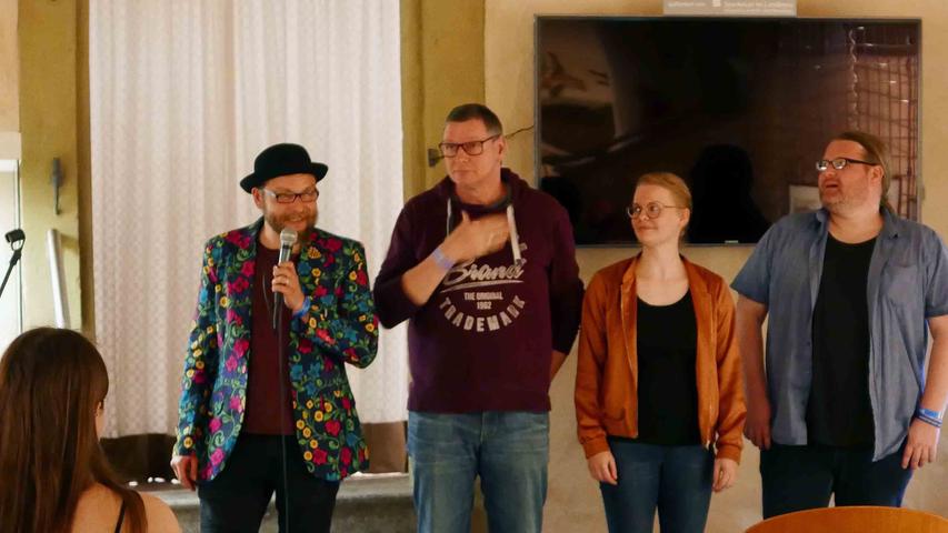 Meister Michael Jakob (l.) bot auch diesmal ein versiertes Team der Poetry Slam-Szene im Schlossgewölbe auf…