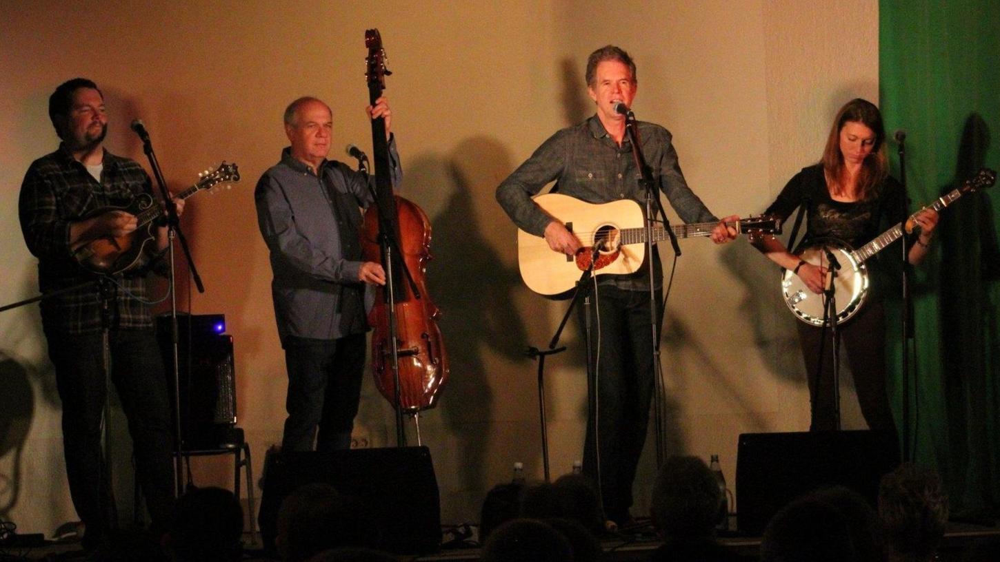 Chris Jones als Gitarrist und Leadsänger (2. von rechts) kann sich auf seine „Night Drivers“ verlassen: Mark Stoffel, Jon Weisberger und Gina Clowes (von links).