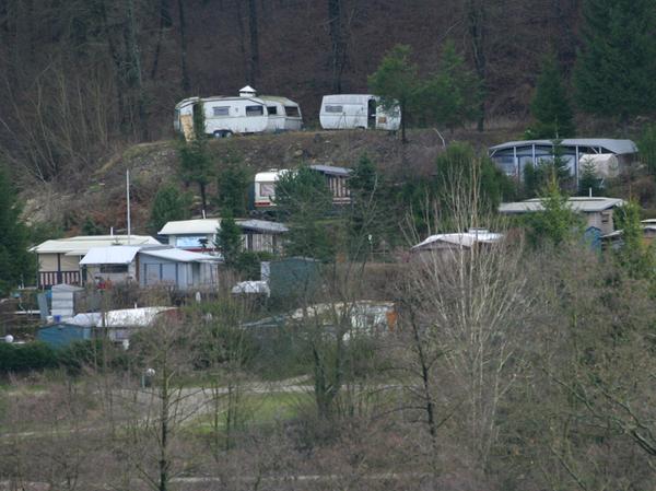 Auf den Campingplatz "Sippelmühle" bei Neumarkt sind nur wenige Dauercamper zu sehen. Sie dürfen derzeit nur auf den Platz, um Reparaturen an ihrem Reisemobil vorzunehmen. 