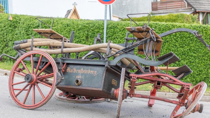 Festzugswagen der Feuerwehr begräbt zwei Menschen unter sich