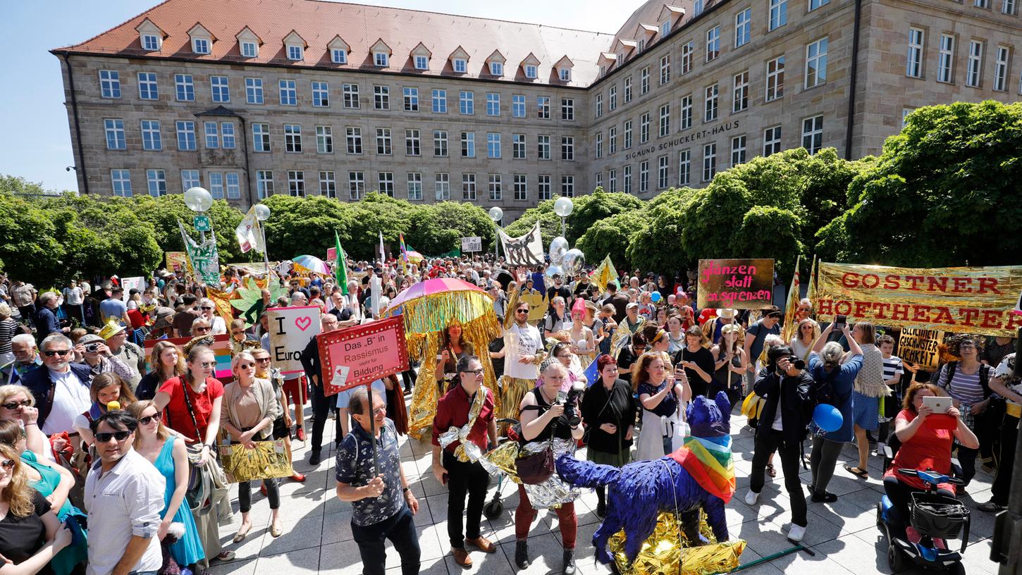 Rund 1500 Kulturschaffende und Unterstützer der Kulturszene sind in Nürnberg laut den Veranstaltern dem Ruf der "Vielen" gefolgt.