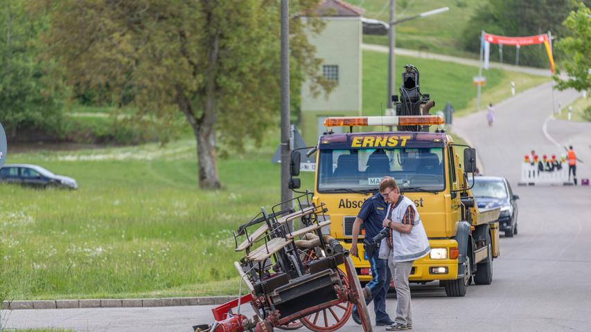 Festzugswagen der Feuerwehr begräbt zwei Menschen unter sich
