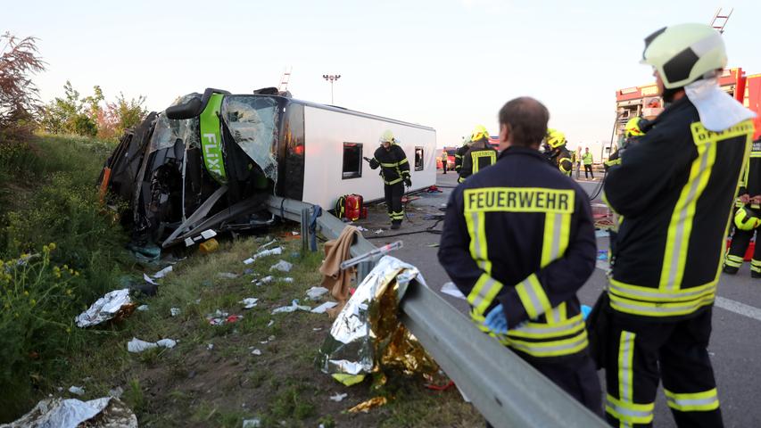 Ein Toter und zahlreiche Schwerverletzte bei Flixbus-Unfall auf A9