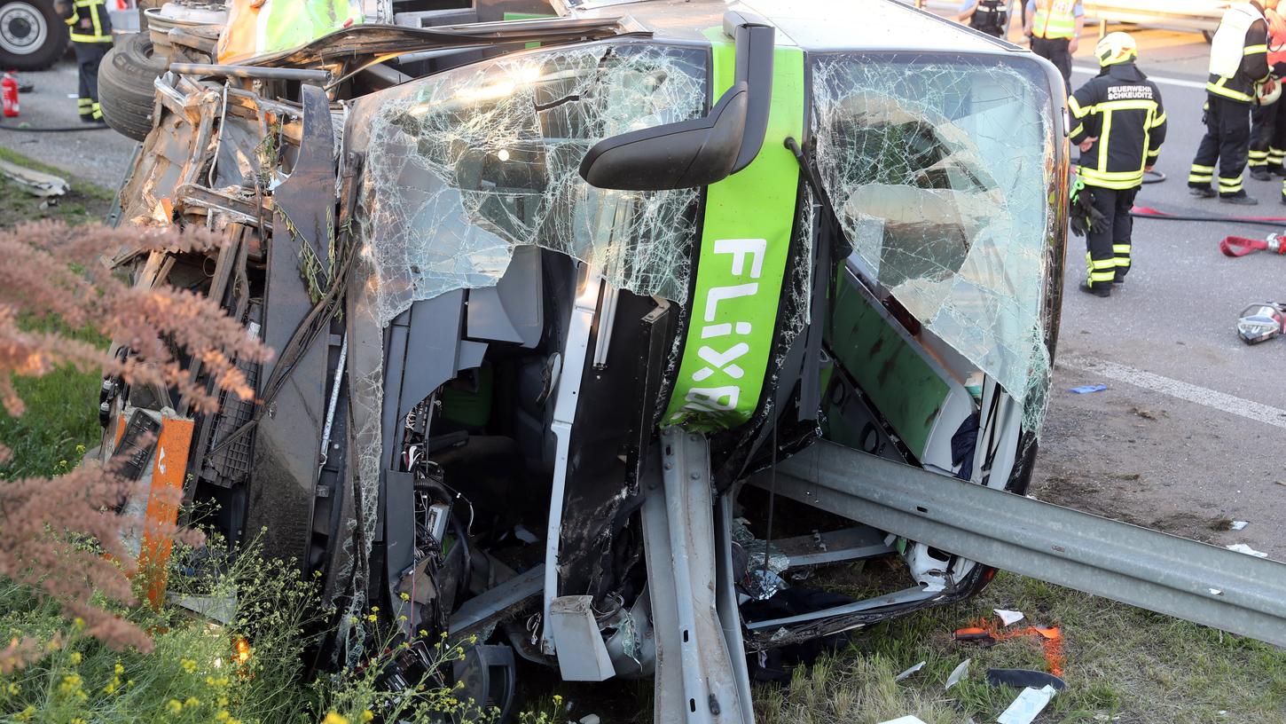 Die Unfallursache des Busunglücks auf der A9 bleibt weiter unklar. Der Flixbus-Fahrer, der  mit dem Bus von der Fahrbahn abgekommen war, konnte noch nicht vernommen werden.