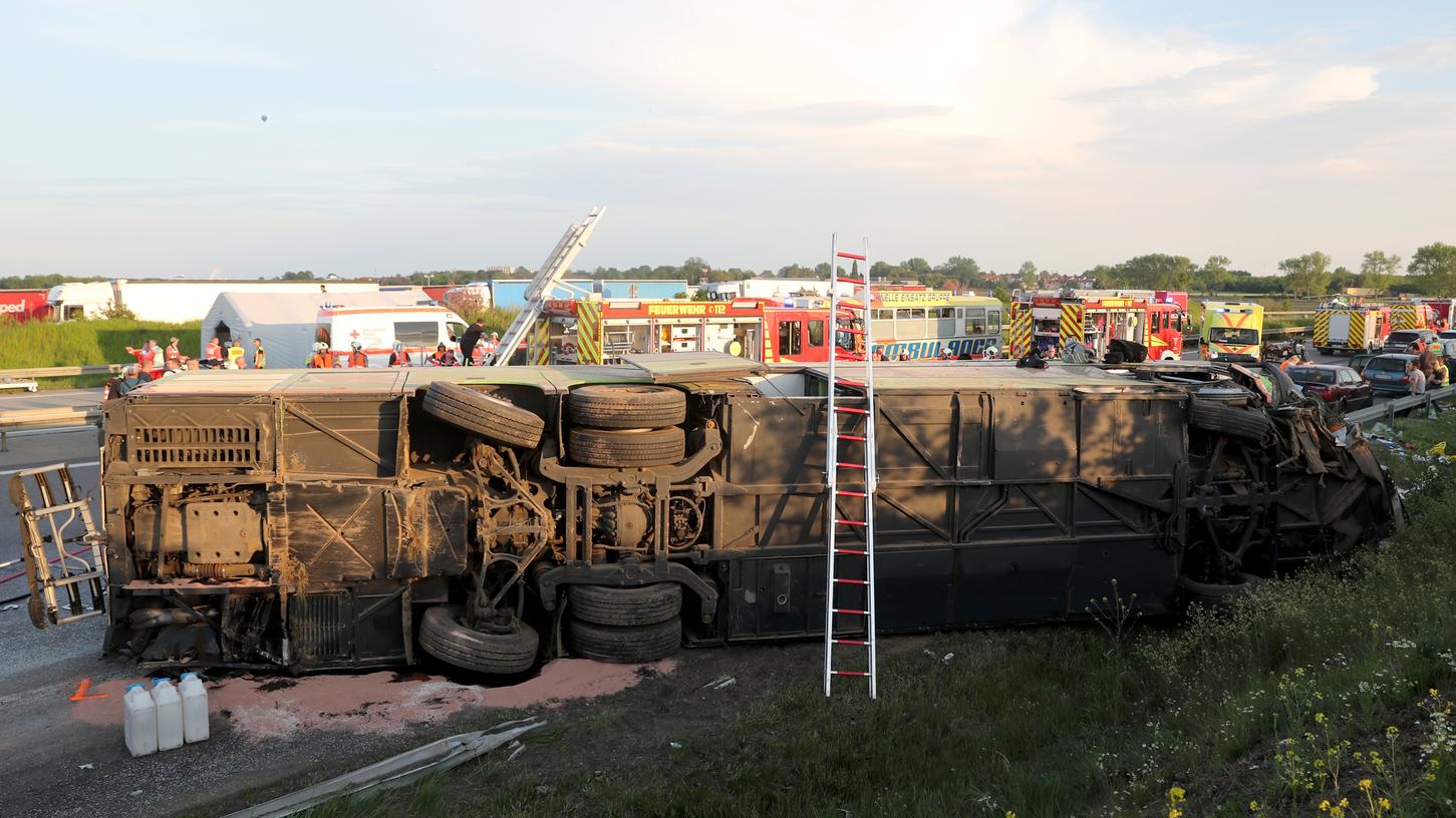 Bei einem schweren Unfall mit einem Reisebus sind auf der Autobahn 9 nahe Leipzig mindestens eine Frau getötet und zahlreiche Menschen verletzt worden.