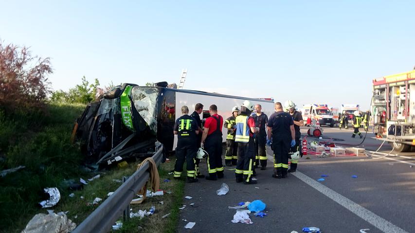 Ein Toter und zahlreiche Schwerverletzte bei Flixbus-Unfall auf A9