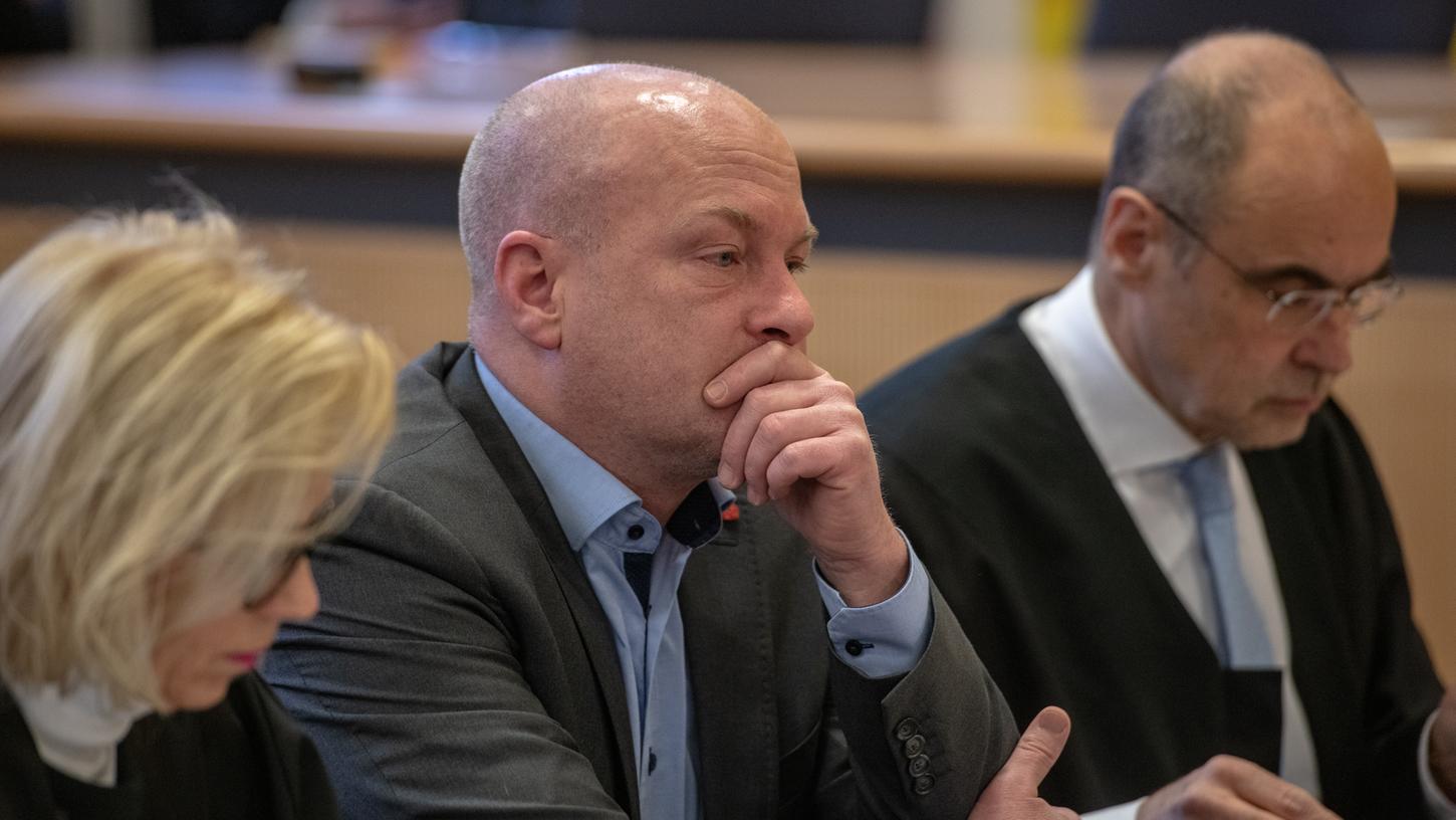 Joachim Wolbergs, suspendierter Regensburger Oberbürgermeister, sitzt im Verhandlungssaal im Landgericht zwischen seinen Verteidigern Jutta Niggemeyer-Müller und Peter Witting.