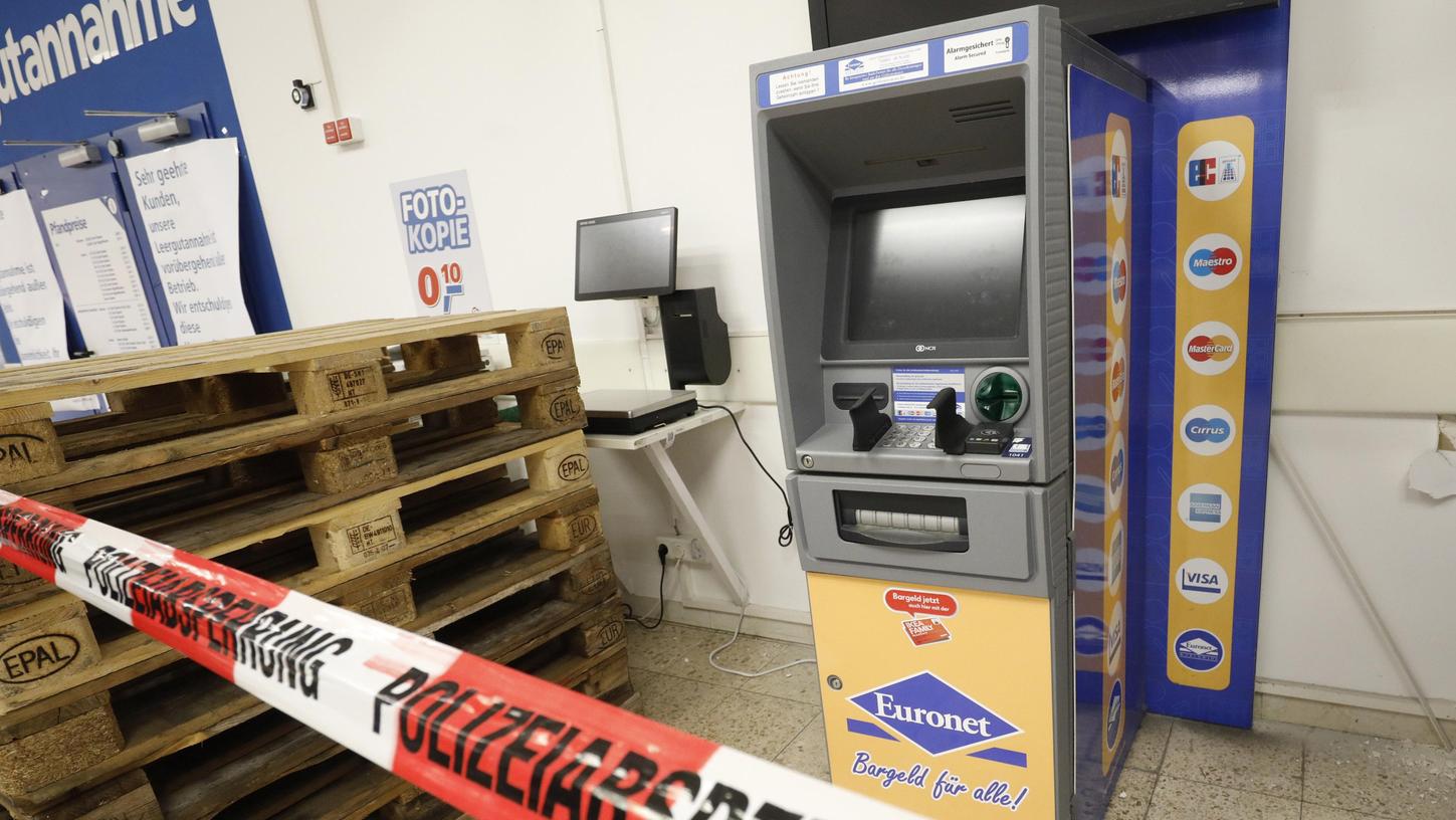 Geldautomat im Real-Markt Neumarkt aufgebrochen