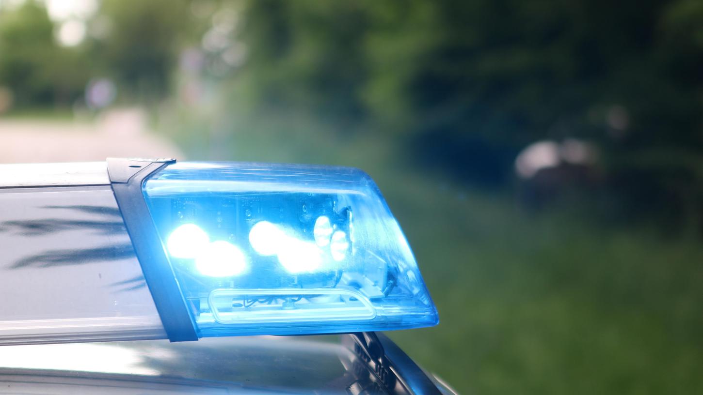Die Polizei musste den Verkehr teils über Privatgrund an der Unfallstelle vorbei leiten. Die Polizei musste den Verkehr teils über Privatgrund an der Unfallstelle vorbei leiten.
