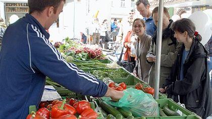 ... und der kleine Markt in Fürth auf dem Waagplatz. Seit 1999 verkaufen die Bauern aus der Region dort ihre Waren. 