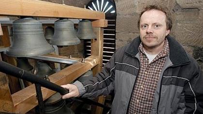 Die Glockenstube ist wieder bestückt. Hausmeister Alfred Gramlich inspizierte bei der gestrigen Klangprobe den Sitz der 25 Bronzeglocken im neu gezimmerten Glockenstuhl. Die Glockenstube ist wieder bestückt. Hausmeister Alfred Gramlich inspizierte bei der gestrigen Klangprobe den Sitz der 25 Bronzeglocken im neu gezimmerten Glockenstuhl.
