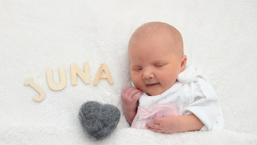Bei so einer flauschigen Decke können die Äuglein schon mal schwer werden: Die kleine Juna wurde am 15. Mai in der Hallerwiese geboren. Dabei wog sie 3530 Gramm und maß 50 Zentimeter.