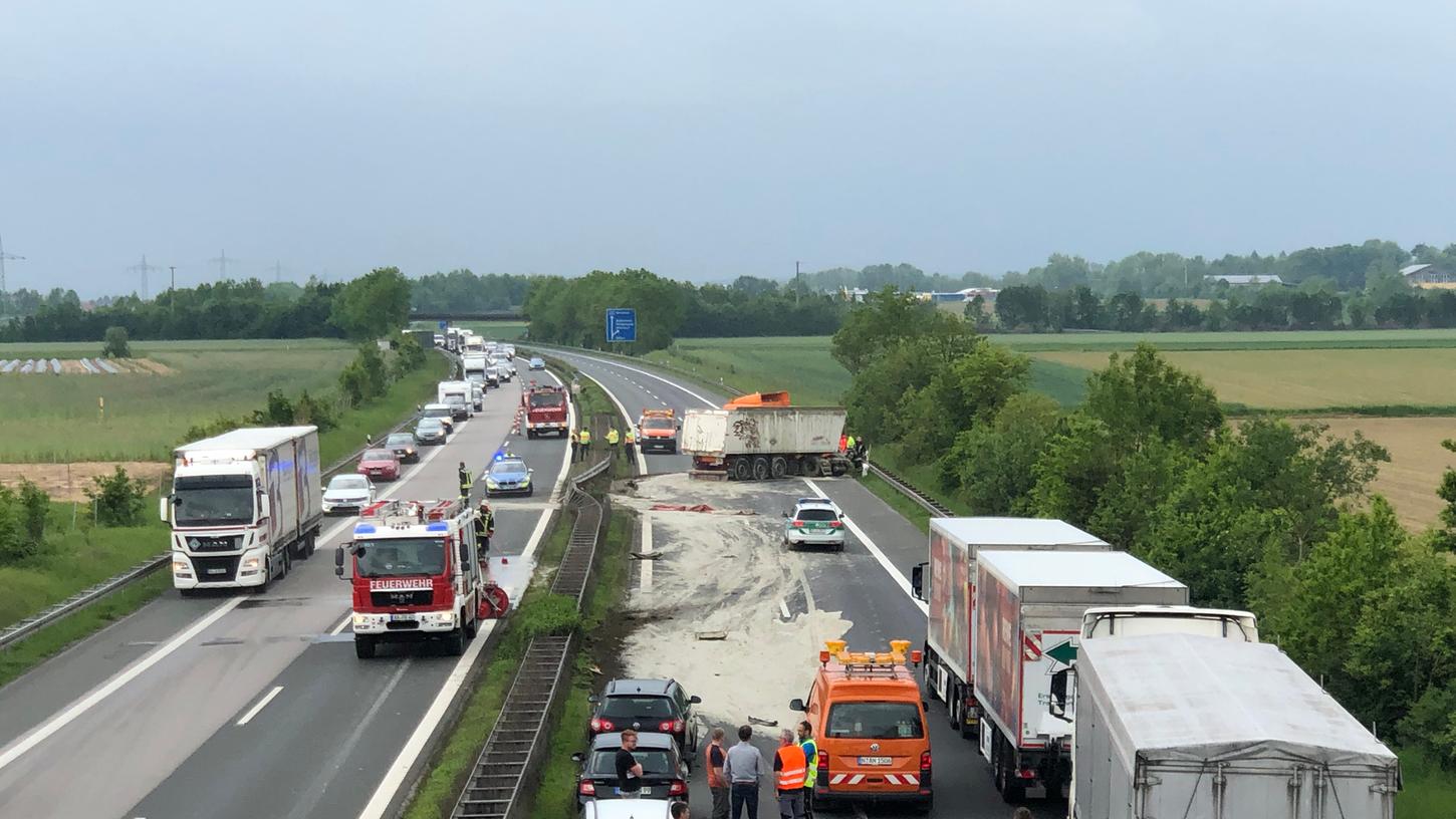 Ein Lastwagen hat am Montag, nach einem Unfall, seine Ladung Bohrschlamm auf der A73 verloren.