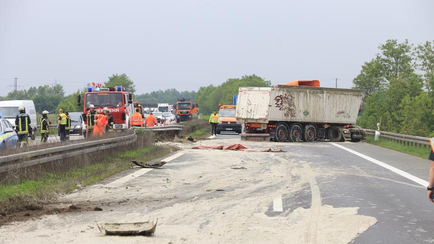 Unfall nahe Bamberg: Lkw verliert riesige Mengen an Bohrschlamm auf A73