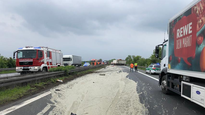 Unfall nahe Bamberg: Lkw verliert riesige Mengen an Bohrschlamm auf A73
