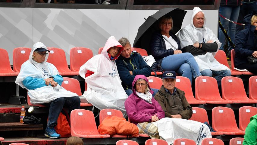 Regen-Chaos in Nürnberg: Barthel gewinnt Auftakt-Match