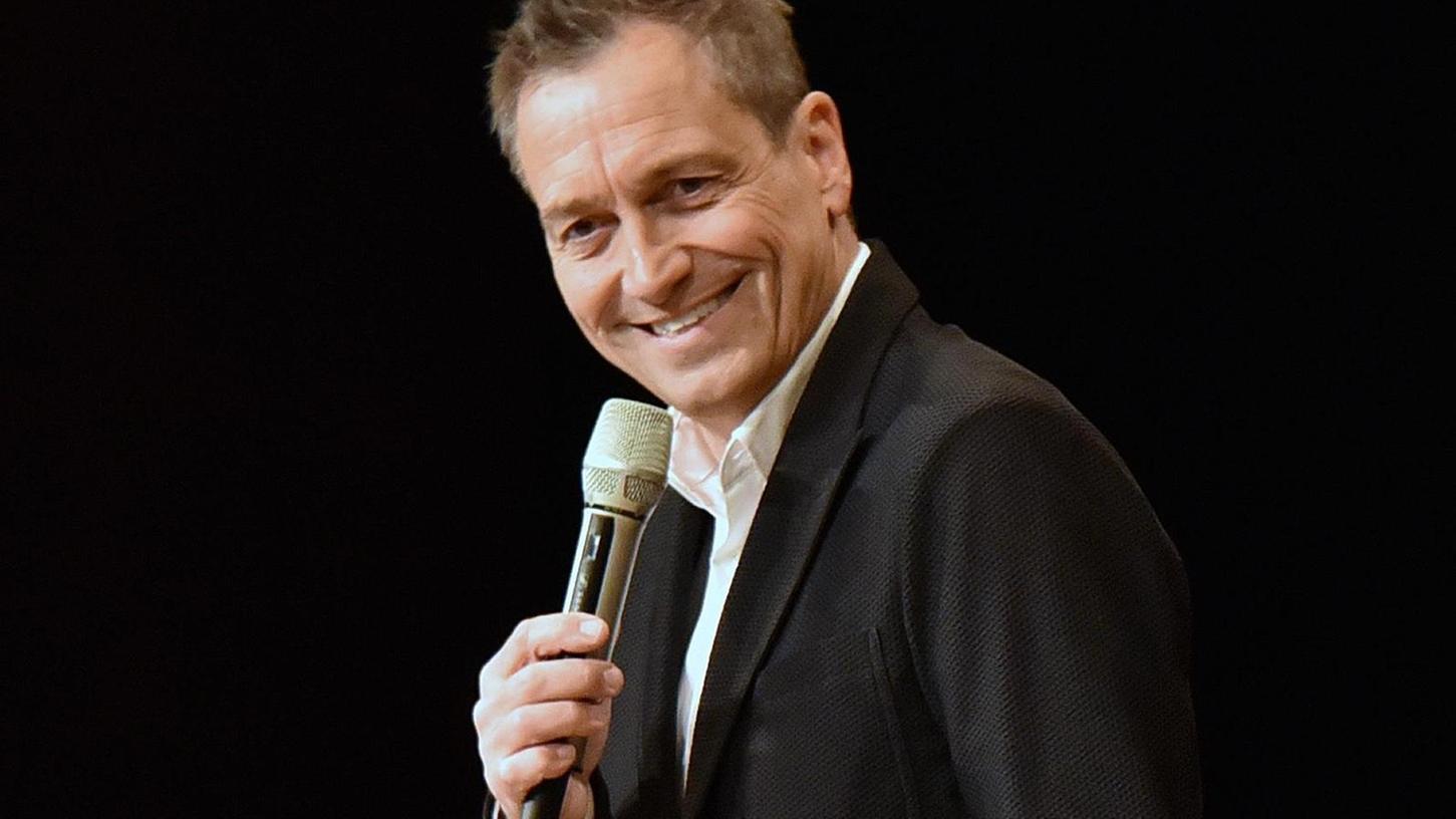 Dieter Nuhr tritt als Kabarettist und Moderator auf.