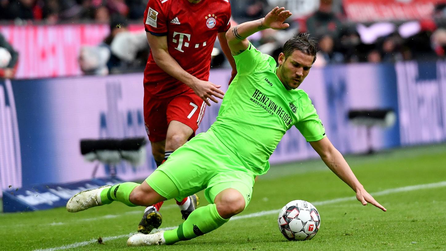 Zieht es Oliver Sorg, hier im Duell mit Bayerns Franck Ribery, zum 1. FC Nürnberg? VIeles deutet darauf hin.