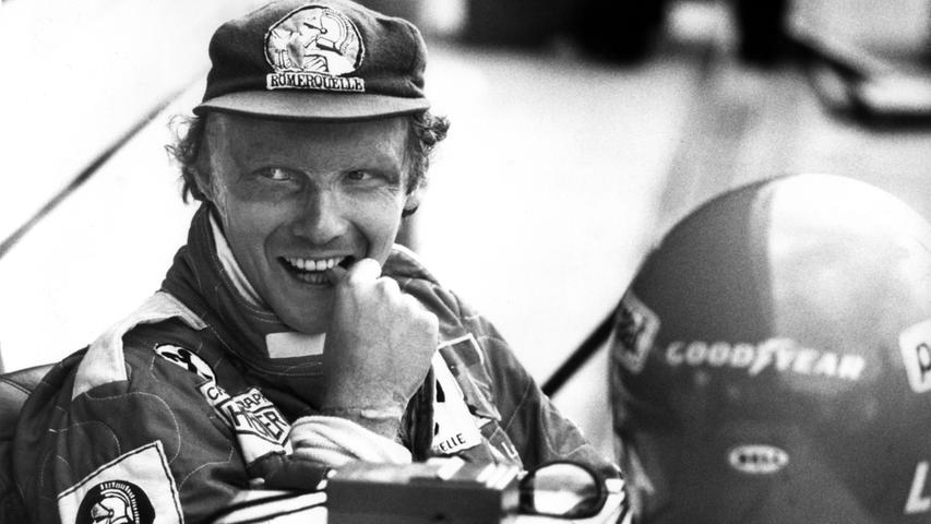 Der frühere österreichische Formel-1-Fahrer Niki Lauda starb am Montag, den 20. Mai, im Alter von 70 Jahren. Während seiner Zeit als Rennfahrer wurde er insgesamt dreimal Weltmeister. Dieses Bild zeigt ihn 1977 auf dem Hockenheimring beim Vortraining für den Großen Preis von Deutschland.