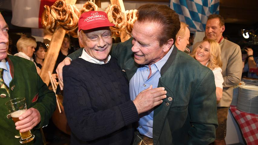 Dieses Foto vom Januar 2018 zeigt Niki Lauda und Schauspieler Arnold Schwarzenegger bei einer Weißwurstparty. Lauda hatte sein Leben lang mit den gesundheitlichen Folgen seines Unfalls zu kämpfen. Nach einer schweren Lungenerkrankung mussten Lauda im August 2018 beide Lungenflügel transplantiert werden.