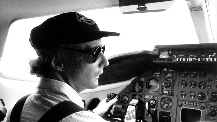 Lauda hatte auch immer eine Leidenschaft für das Fliegen - dieses Foto zeigt ihn im Cockpit eines Flugzeugs.