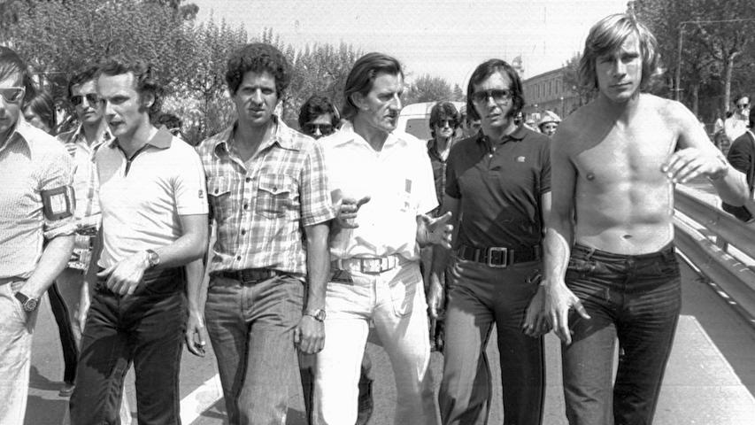 Als 19-Jähriger startete er seine Karriere als Rennfahrer - auf dem Bergrennen am 15. April 1968 in Bad Mühllacken, damals mit einem Mini Cooper S 1300. Lauda wurde auf Anhieb Zweiter seiner Klasse. Bei der Formel 1 absolvierte er 1971 sein erstes Rennen. Auf diesem Archivbild sind Lauda und weitere Fahrer (Jody Scheckter, Graham Hill, Emerson Fittipaldi und James Hunt, v.l.) abgelichtet, während sie 1975 in Spanien auf dem Kurs von Barcelona marschieren, weil sie gegen die mangelnde Sicherheit auf der Strecke protestierten.