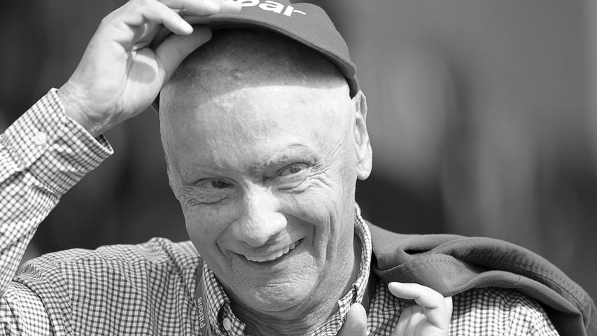Der dreimalige Formel-1-Weltmeister Niki Lauda ist tot. Der Österreicher starb am 20. Mai 2019 im Alter von 70 Jahren in Zürich im Kreis seiner Familie. Der Mann mit der roten Kappe als Markenzeichen hatte seit seinem schweren Unfall auf dem Nürburgring 1976 immer wieder mit Gesundheitsproblemen zu tun. Nur knapp hatte er damals das Flammeninferno überlebt.