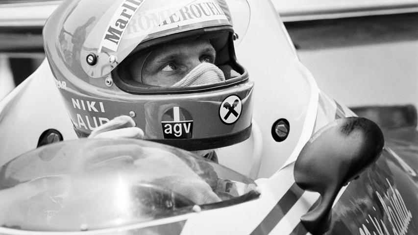 Am 1. August 1976 startete Lauda wie seine anderen Formel-1-Konkurrenten zum Rennen auf dem Nürburgring. Dann kam es zum Unfall: Vor dem Streckenabschnitt "Bergwerk" verunglückte er in einer Linkskurve und krachte in eine Felswand. Der Wagen trudelte über die Strecke und ging in Flammen auf. Die Piloten Brett Lunger, Guy Edwards und Harald Ertl versuchten, Lauda zu retten. Erst als Arturo Merzario hinzukam, dem es gelang, Laudas Sicherheitsgurte zu lösen, konnten sie ihn befreien - nach über einer halben Minute, in der er in dem brennenden Wrack gefangen war.