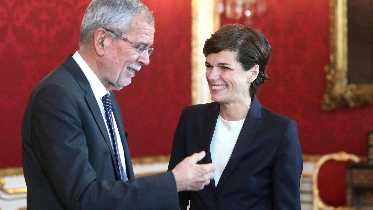 Alexander Van der Bellen, Bundespräsident von Österreich, spricht mit Pamela Rendi Wagner, Bundesparteivorsitzende der SPÖ. Heute schon könnte die SPÖ mit der FPÖ der Regierung Kurz das Misstrauen aussprechen.