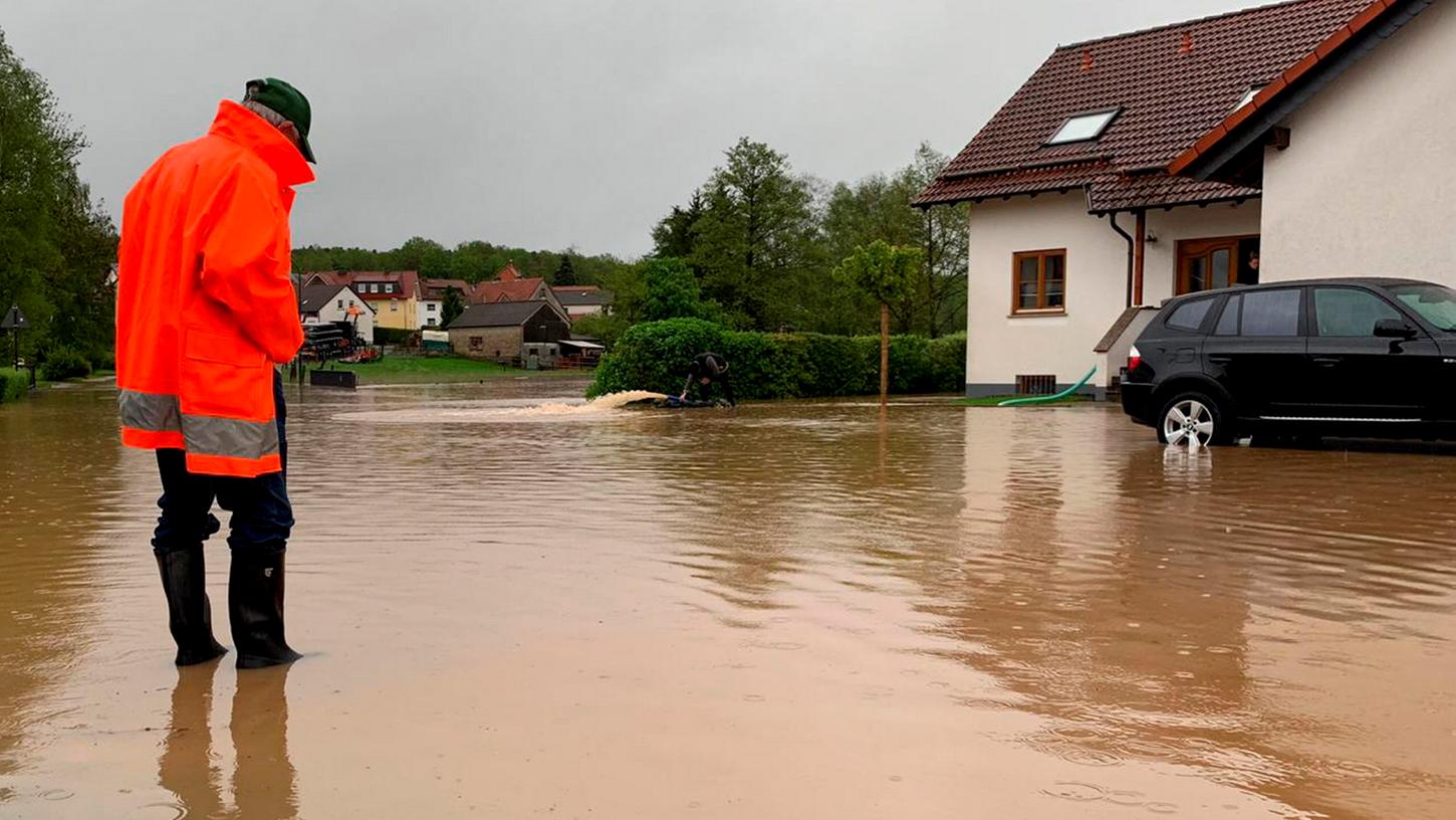 Nicht nur in Bayern gibt es Chaos: Die Straße im hessischen Künzell-Dirlos ist überschwemmt. Am Dienstagmorgen hat Tief "Axel" dort für starke Regenfälle gesorgt.