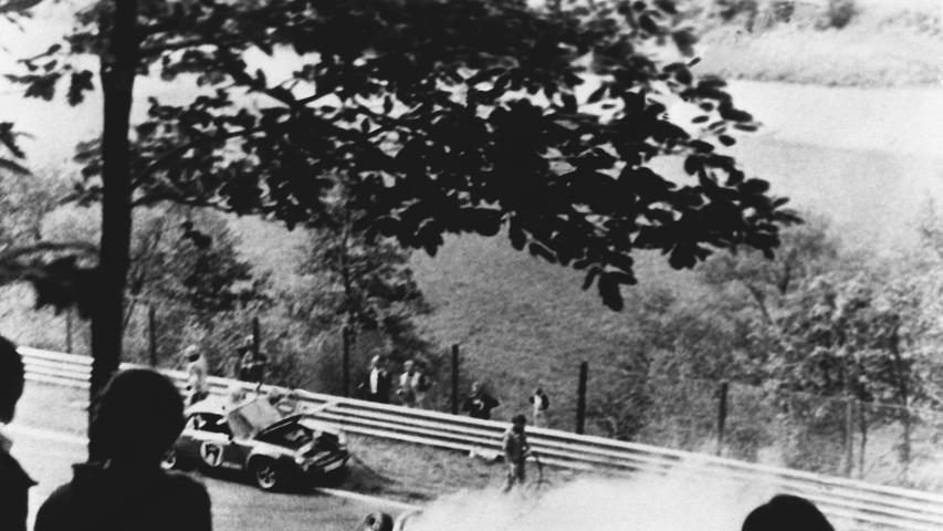 Amateurfilmaufnahmen eines französischen Zuschauers lassen erkennen, wie der Ferrari nach der Durchfahrt des Linkskurve plötzlich nach außen ausschert. Die fast 200 Liter Benzin im Fahrzeug liefen teilweise aus und entzündeten sich sofort. Lauda wurde kurz bewusstlos. Einige nachfolgende Wagen stießen noch gegen Laudas Fahrzeug. Was genau den Unfall verursachte, wurde nie offiziell bekanntgegeben.