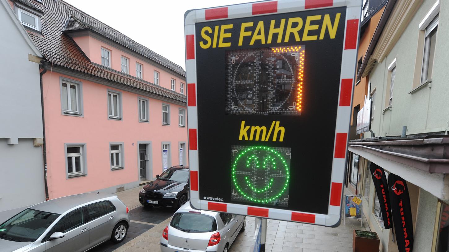 Wenn der Smiley grün ist, ist alles gut: Die sogenannten Dialog-Displays zeigen Autofahrern, ob sie zu schnell sind - mit ganz simplen Methoden.