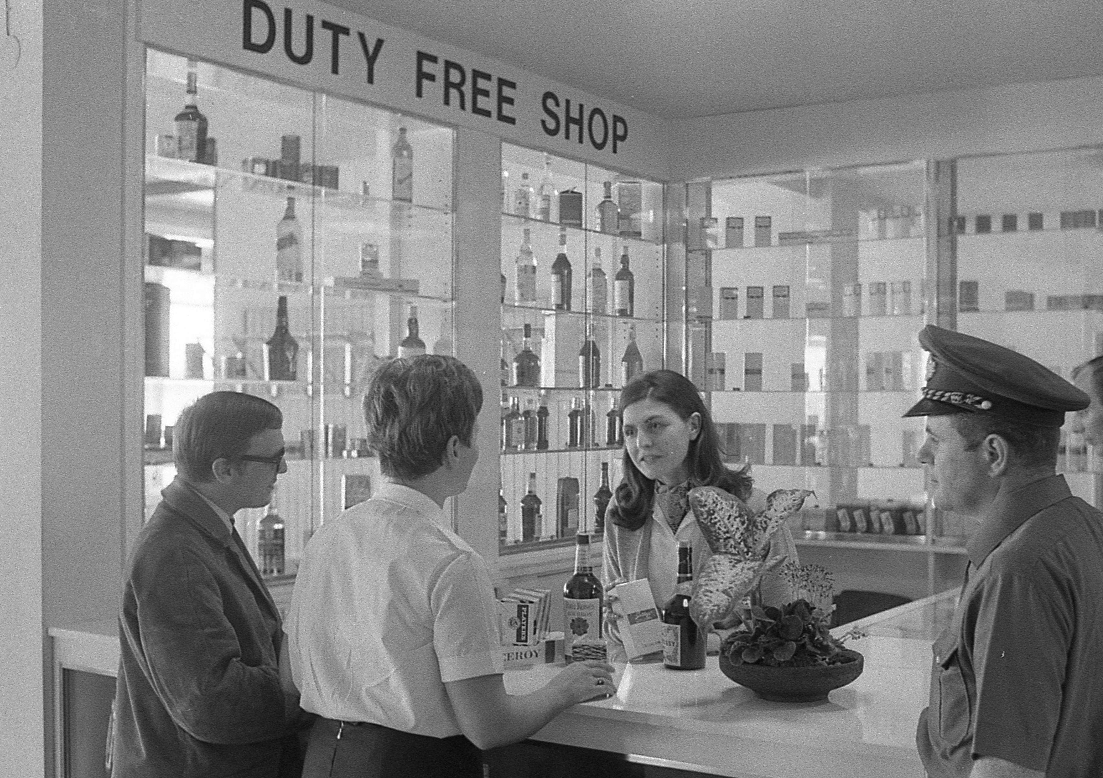 Der Nürnberger 'Duty Free Shop' war bereits länger in Betrieb. Ein Zollbeamter passte auf, dass die billigen, zollfreien Waren auch tatsächlich mit in das Flugzeug genommen und nicht an liebe Bekannte 'verschoben' wurden.