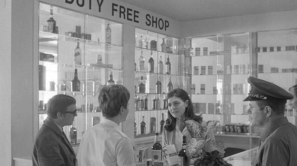 Der Nürnberger 'Duty Free Shop' war bereits länger in Betrieb. Ein Zollbeamter passte auf, dass die billigen, zollfreien Waren auch tatsächlich mit in das Flugzeug genommen und nicht an liebe Bekannte 'verschoben' wurden.