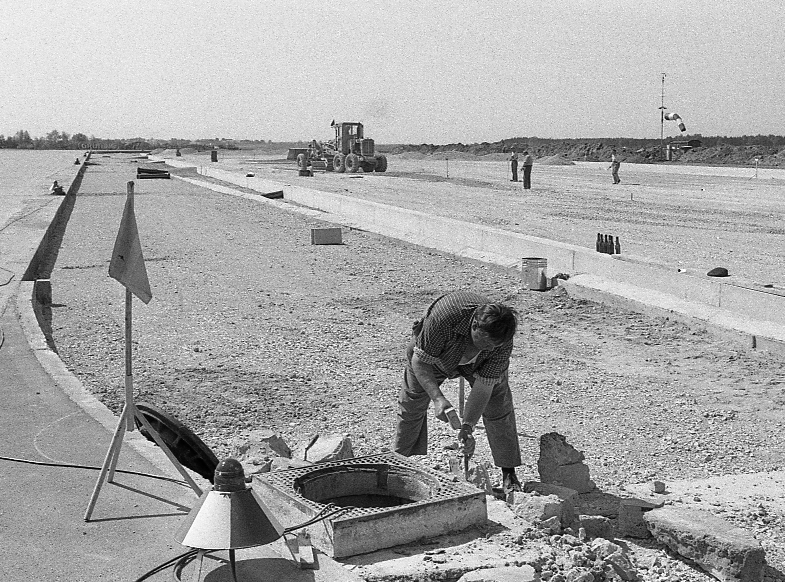 Um für drei Wochen den Flugverkehr von München-Riem aufnehmen zu können, waren umfangreiche Umbauarbeiten am Nürnberger Flughafen notwendig, die über zwei Millionen DM kosteten: Das Vorfeld wurde erheblich erweitert.....
