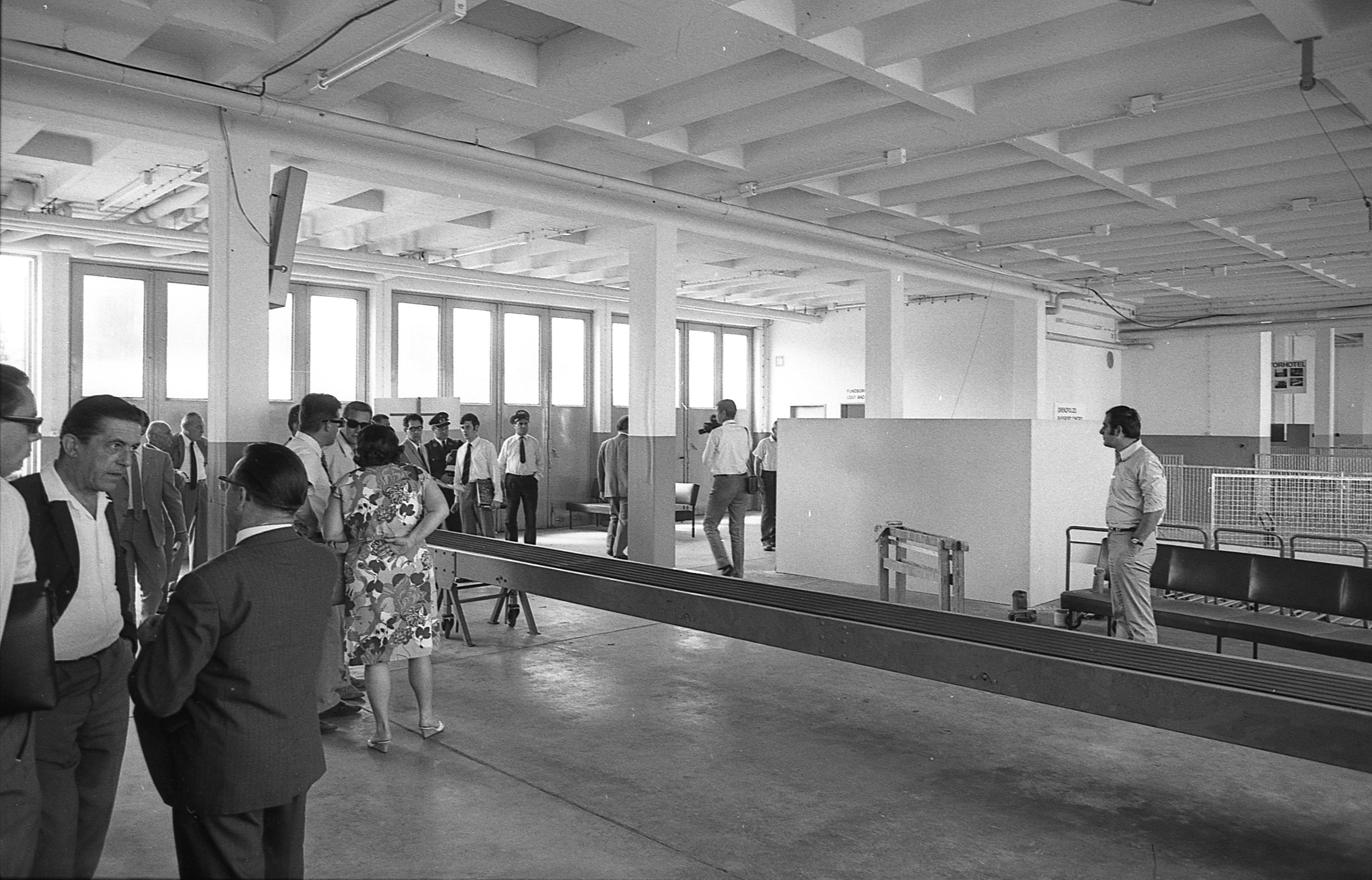 Um das erhöhte Aufkommen an Passagieren während der drei Wochen Riem-Umleitung bewältigen zu können, mussten neue Räumlichkeiten gefunden werden: Hier ist die provisorische Ankunftshalle zu sehen, für die das Erdgeschoss des Betriebsgebäudes umfunktioniert wurde...