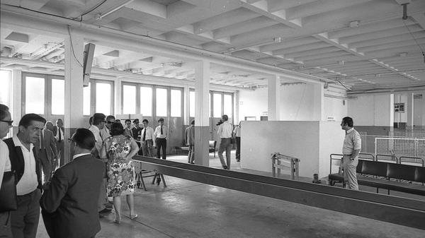 Um das erhöhte Aufkommen an Passagieren während der drei Wochen Riem-Umleitung bewältigen zu können, mussten neue Räumlichkeiten gefunden werden: Hier ist die provisorische Ankunftshalle zu sehen, für die das Erdgeschoss des Betriebsgebäudes umfunktioniert wurde...