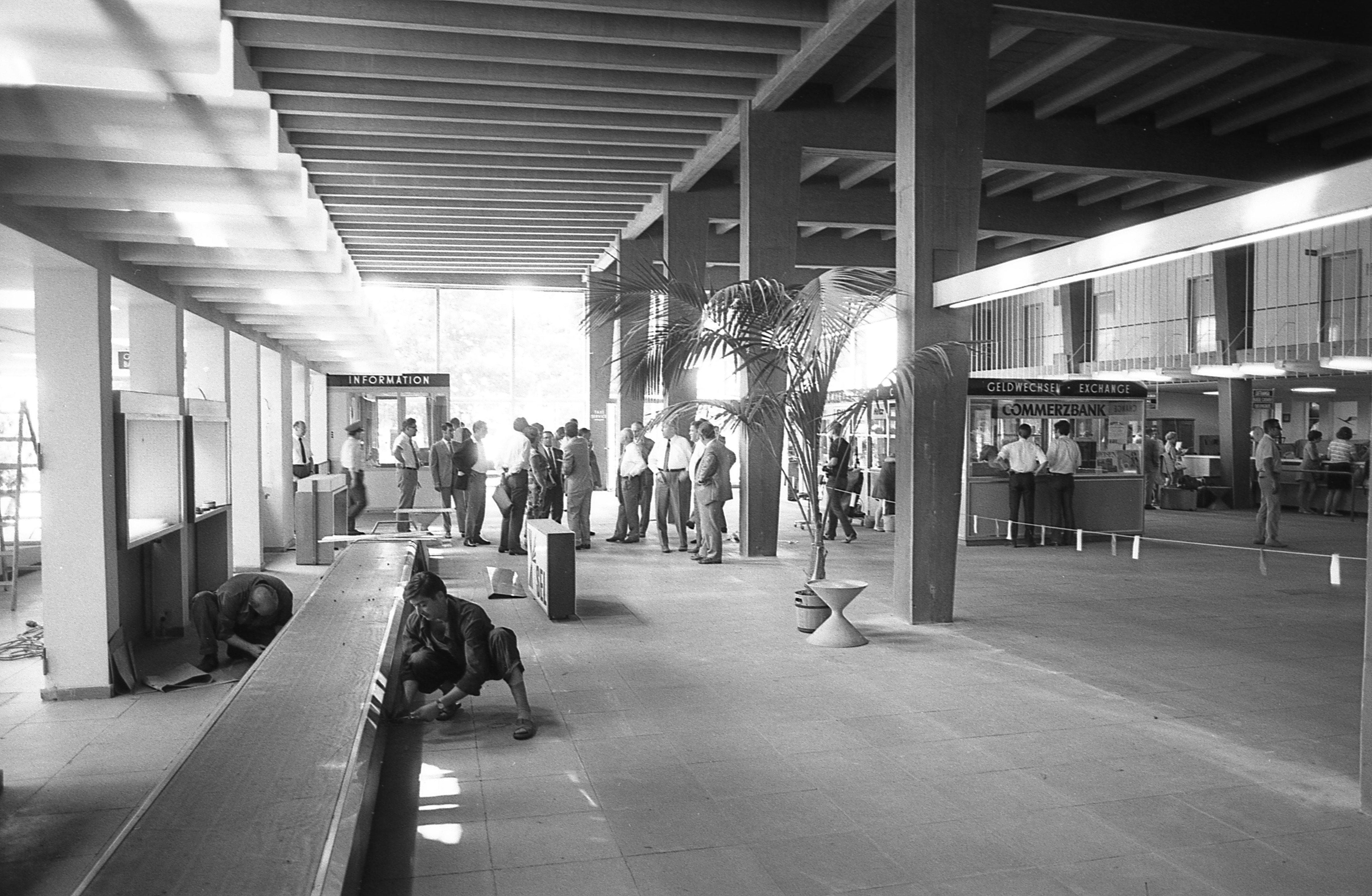 Die Abfertigungshalle des Flughafens blieb allein für Linienflüge reserviert. Um mehr Platz zu schaffen wurde eine Vitrinenreihe zwischen den Stützpfeilern herausgenommen.