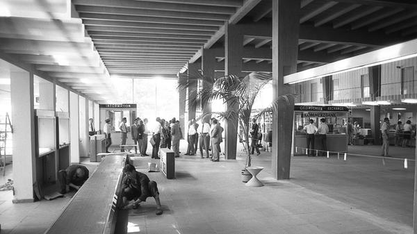 Die Abfertigungshalle des Flughafens blieb allein für Linienflüge reserviert. Um mehr Platz zu schaffen wurde eine Vitrinenreihe zwischen den Stützpfeilern herausgenommen.