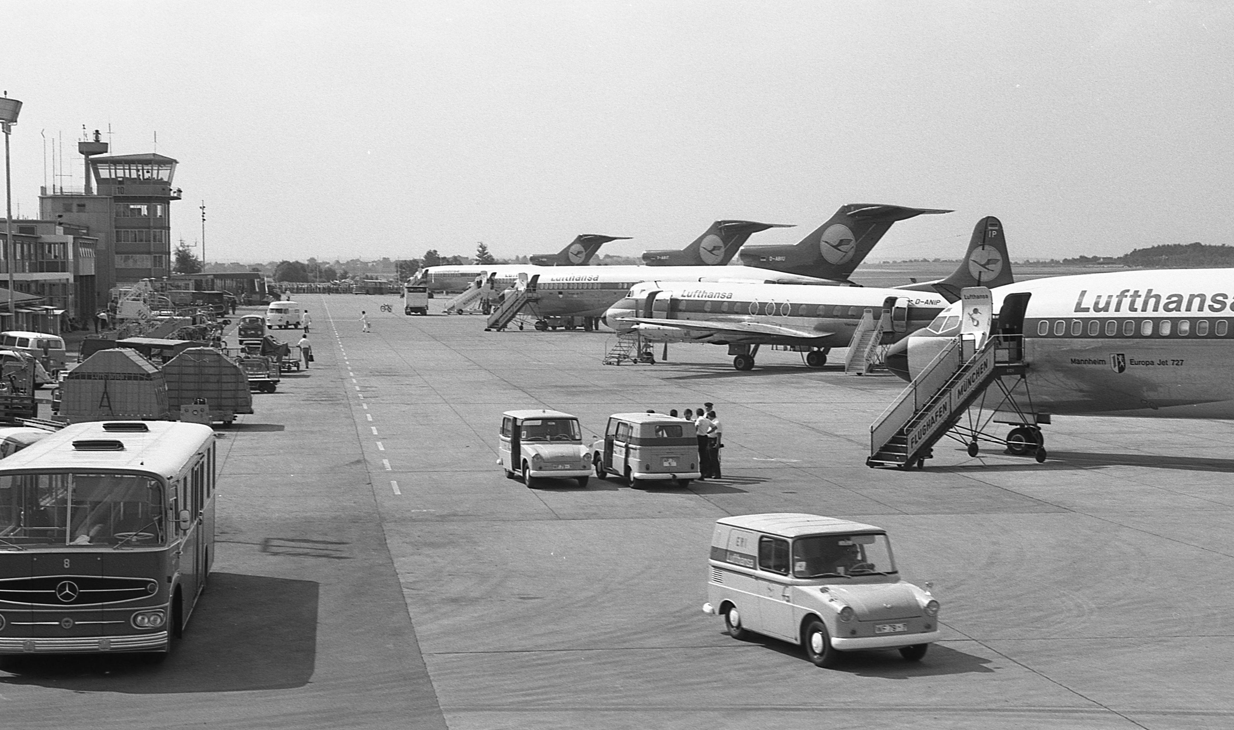 Als am 11.August 1969 schließlich erstmals der Münchner Flugbetrieb über den Nürnberger Airport abgewickelt wurde, zeigte dieser sich dem Ansturm gut gewachsen. "Zum Auftakt lief es wie geschmiert", behaupteten zumindest die Nürnberger Nachrichten und berichteten von einer Vervierfachung des normalen Aufkommens.