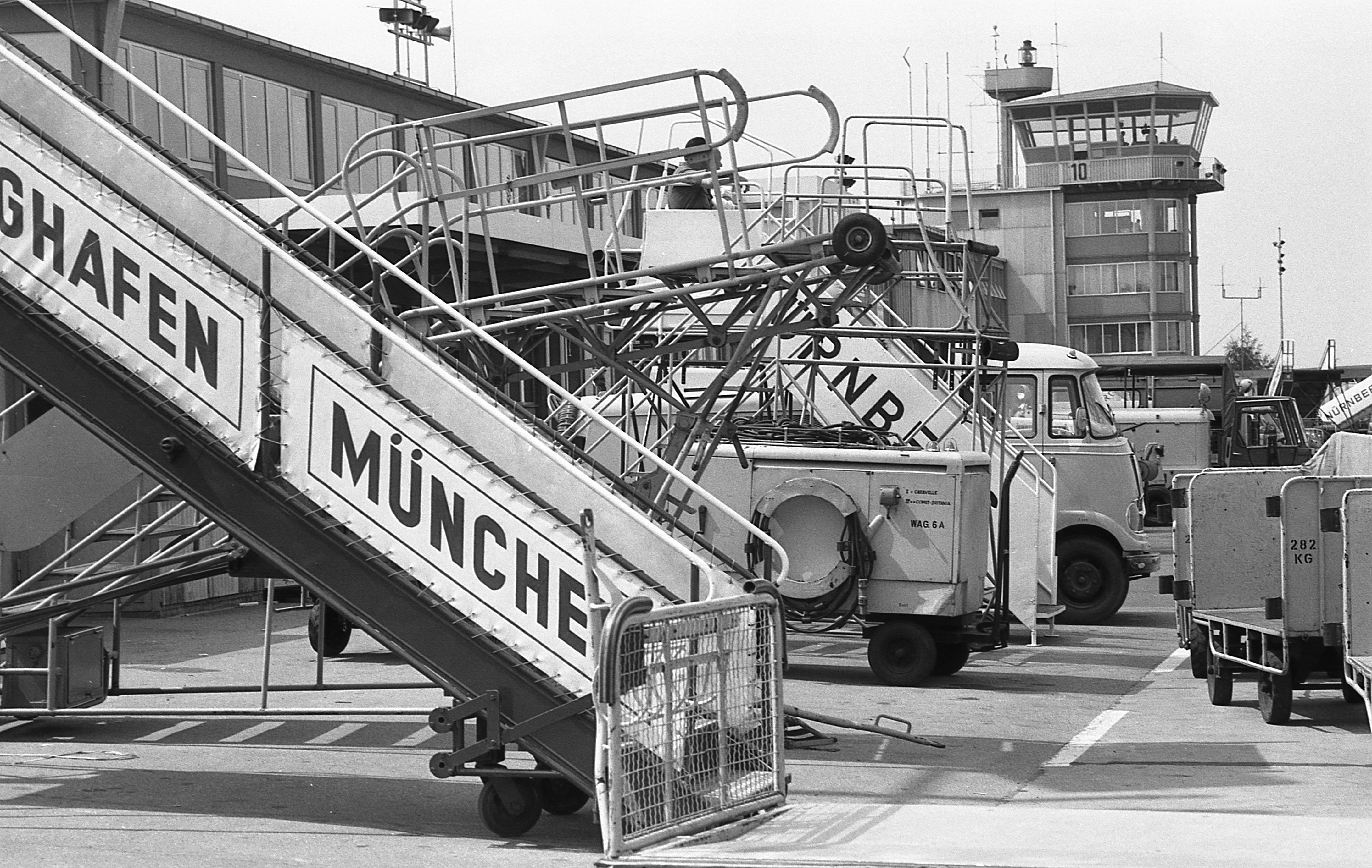 Auf dem Vorfeld standen ausreichend Gangways aus München, Elektro-Aggregate für die Maschinen und Gepäckkarren zum Einsatz bereit.