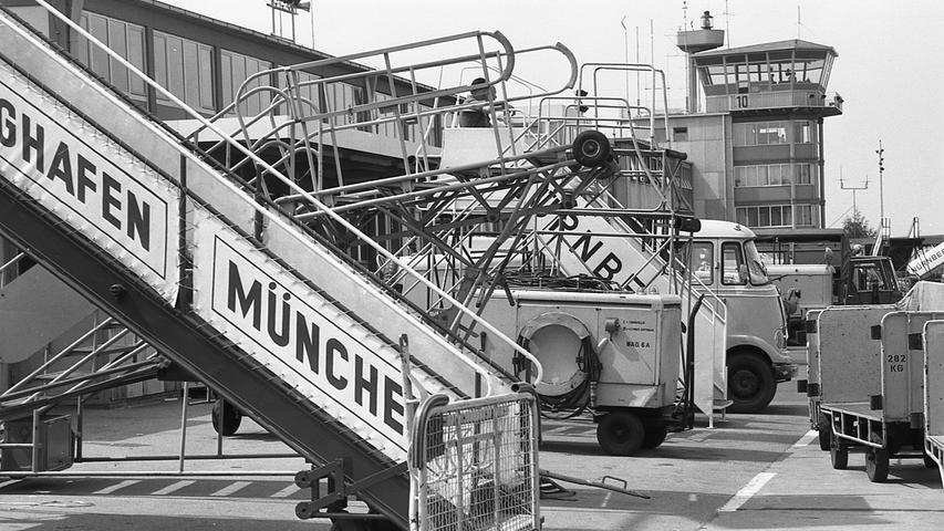 Auf dem Vorfeld standen ausreichend Gangways aus München, Elektro-Aggregate für die Maschinen und Gepäckkarren zum Einsatz bereit.