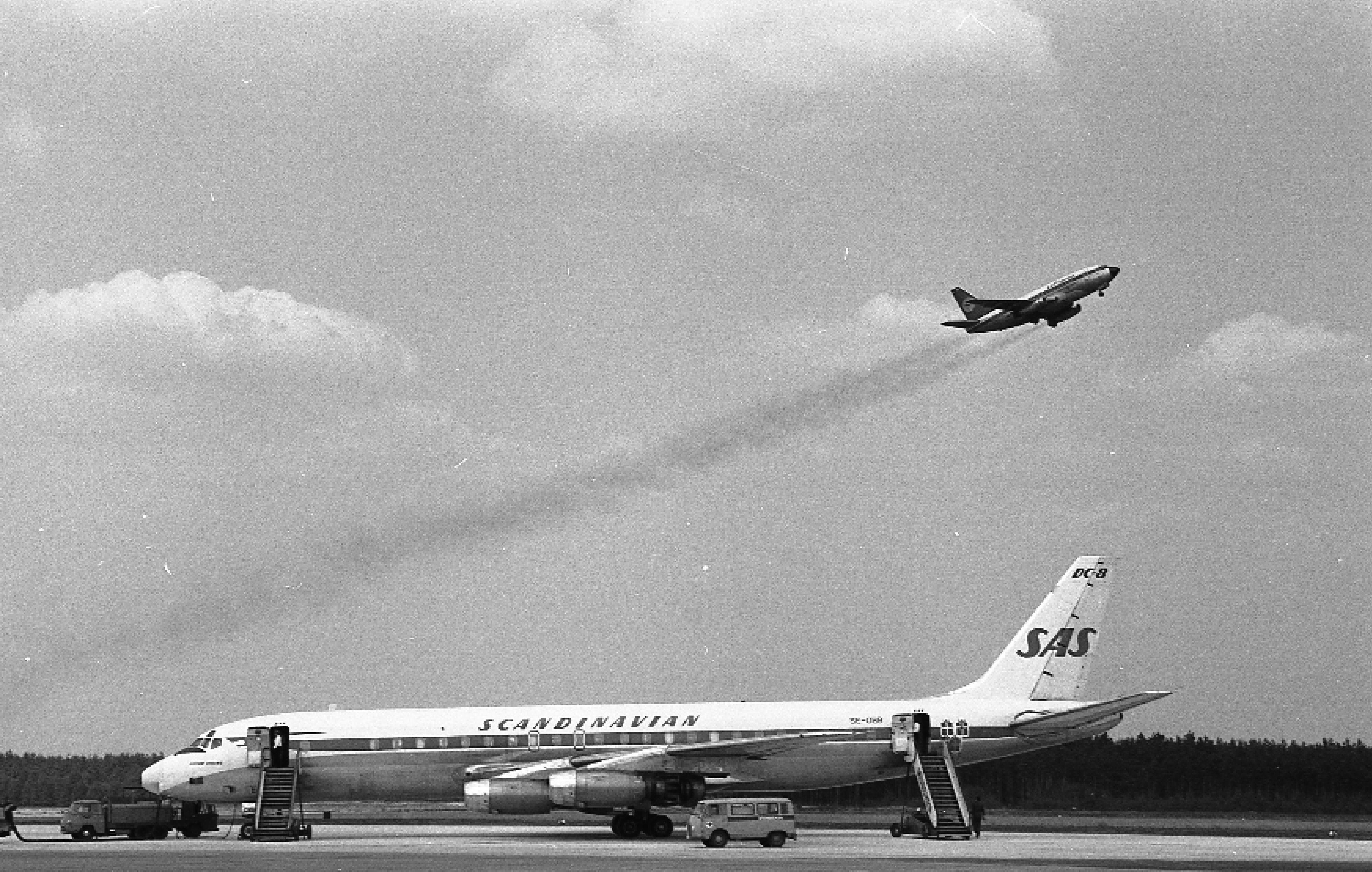 Ein beeindruckendes Bild: Die vierstrahlige DC 8 der skandinavischen SAS wartet auf dem Nürnberger Flughafen noch auf die Passagiere, während eine kleinere Boeing 737 'City-Jet' der Deutschen Lufthansa gerade abhebt.