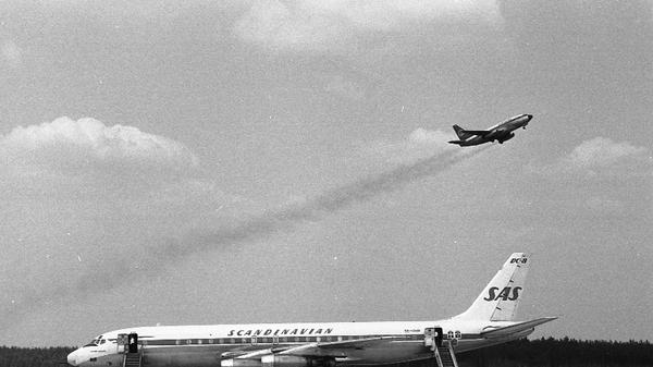 Ein beeindruckendes Bild: Die vierstrahlige DC 8 der skandinavischen SAS wartet auf dem Nürnberger Flughafen noch auf die Passagiere, während eine kleinere Boeing 737 'City-Jet' der Deutschen Lufthansa gerade abhebt.