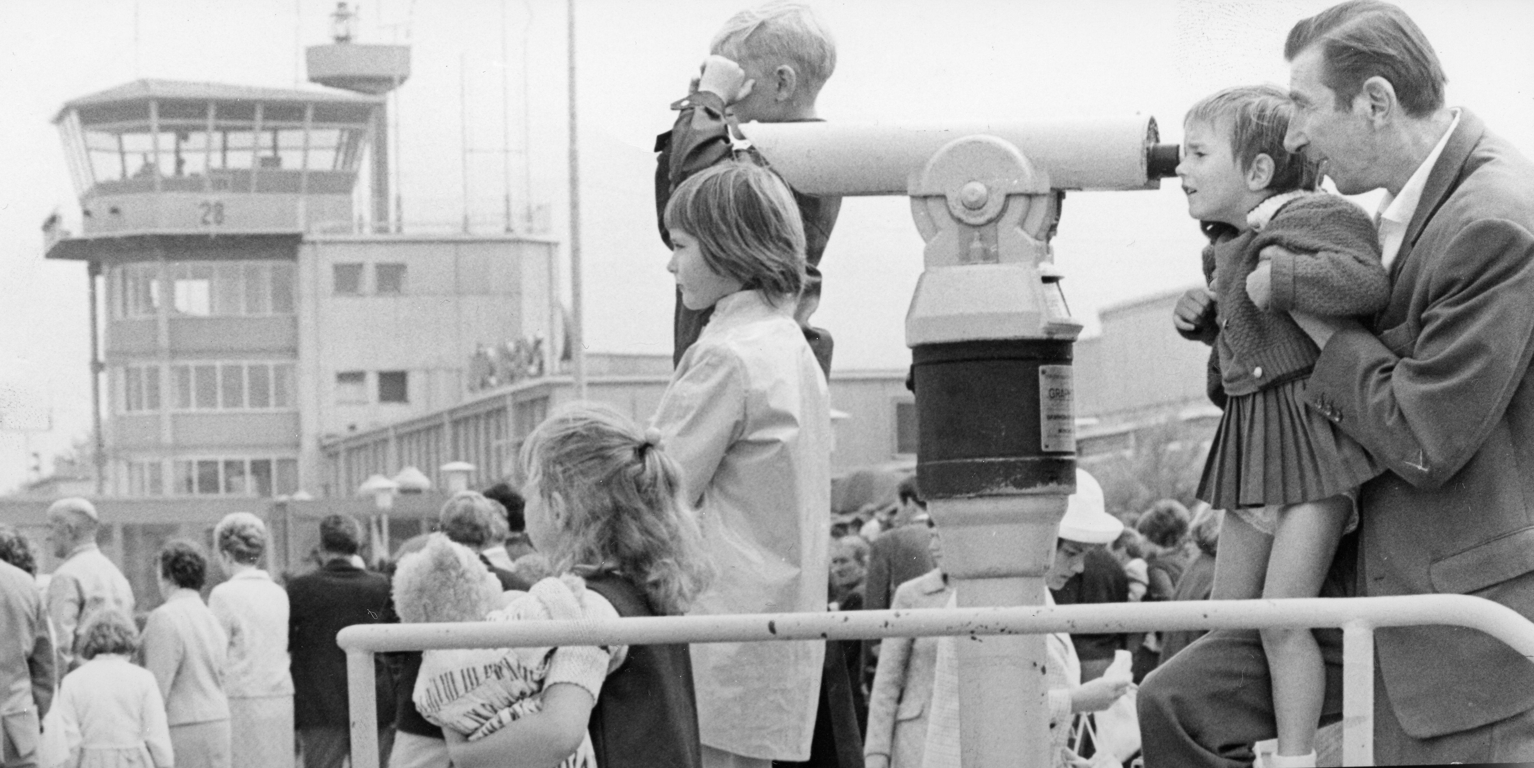 Zehntausende von Menschen aus der Region strömten zum Flughafen, um sich von der großen Welt des internationalen Flugverkehrs verzaubern zu lassen.
