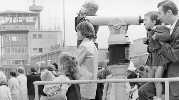 Zehntausende von Menschen aus der Region strömten zum Flughafen, um sich von der großen Welt des internationalen Flugverkehrs verzaubern zu lassen.