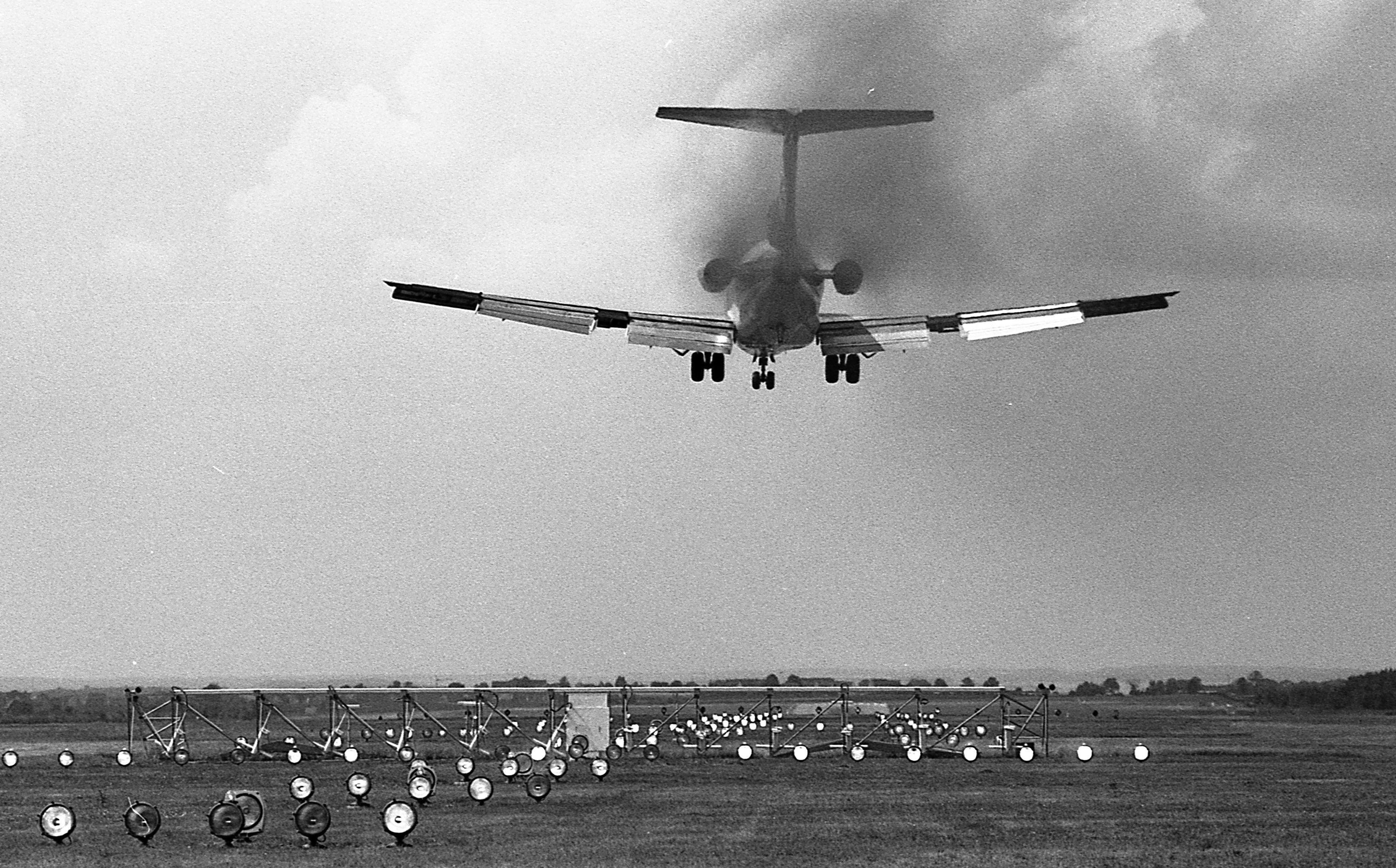 Eine Boeing 727 überfliegt das Befeuerungssystem und setzt zur Landung an. Während des dreiwöchigen Umleitungs-Betriebs von München-Riem kam es zu keinen Unfällen oder Störungen. Der Nürnberger Flughafen hatte seine Bewährungsprobe als Weltflughafen bestanden.